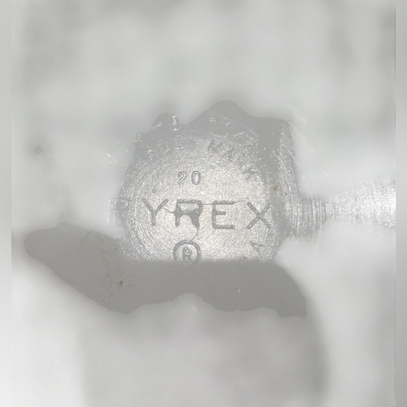 Pyrex snowflake garland 8 inch quart dish excellent condition no wear garland - Picture 3 of 3